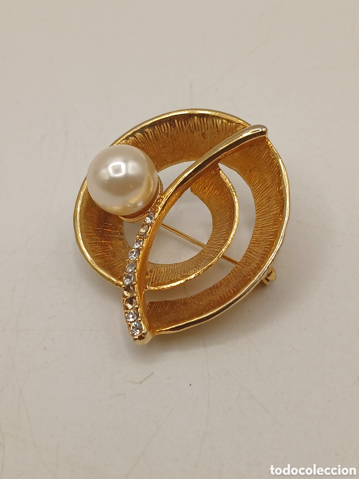 Joyeria: Broche metal dorado perla cultivada y pedrer&iacute;a