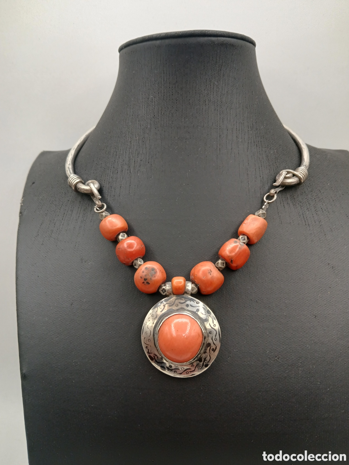 Joyeria: Antiguo collar gargantilla plata damasquinada y coral rojo