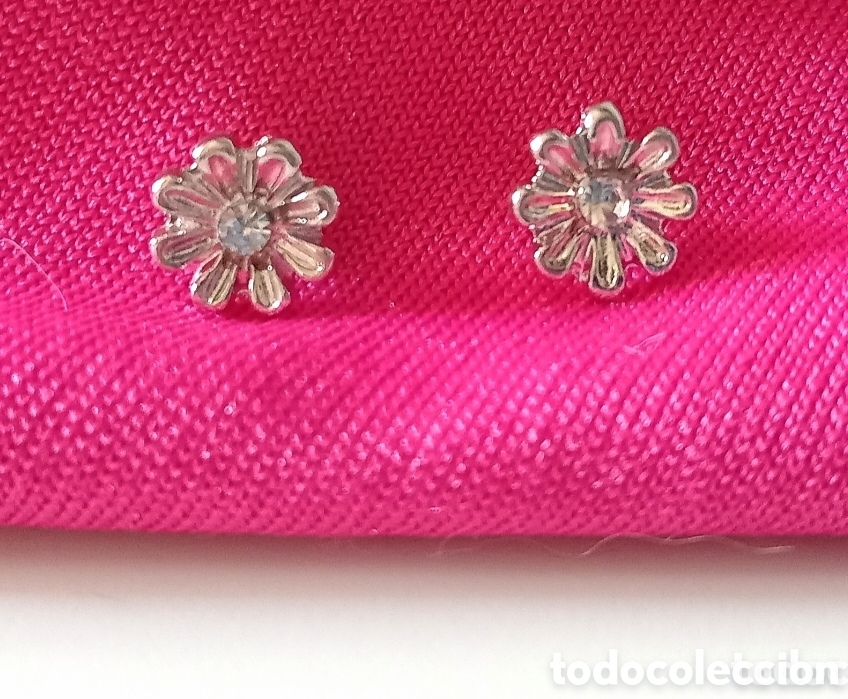 Joyeria: Originales pendientes de bot&oacute;n, peque&ntilde;as margaritas plateadas con incrustaci&oacute;n brillante 7mm di&aacute;m..