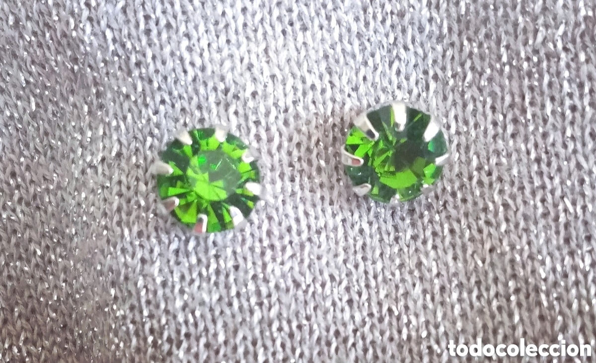 Joyeria: Originales pendientes color verde aceituna y plateados 8mm di&aacute;m. Muy bonitos