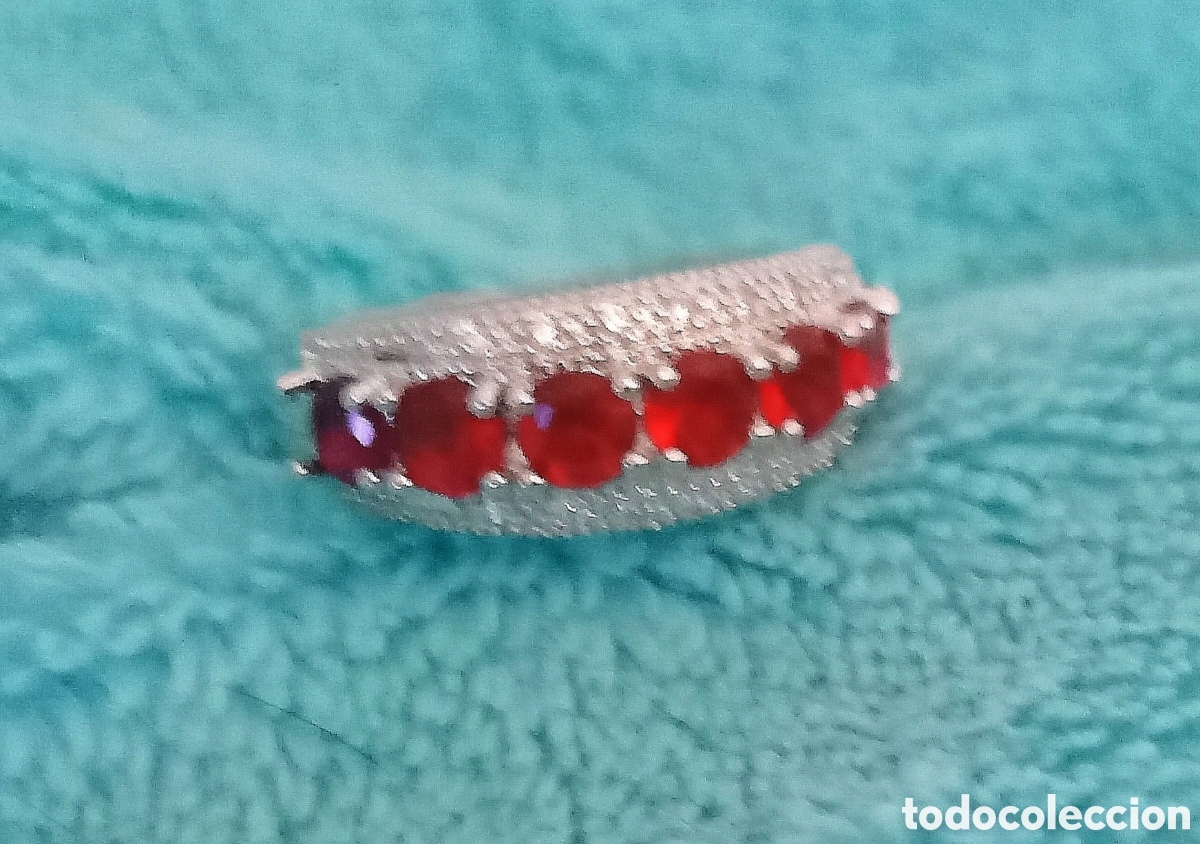 Joyeria: Original anillo color plateado con incrustaciones rojas brillantes 18mm di&aacute;m. Muy bonito.