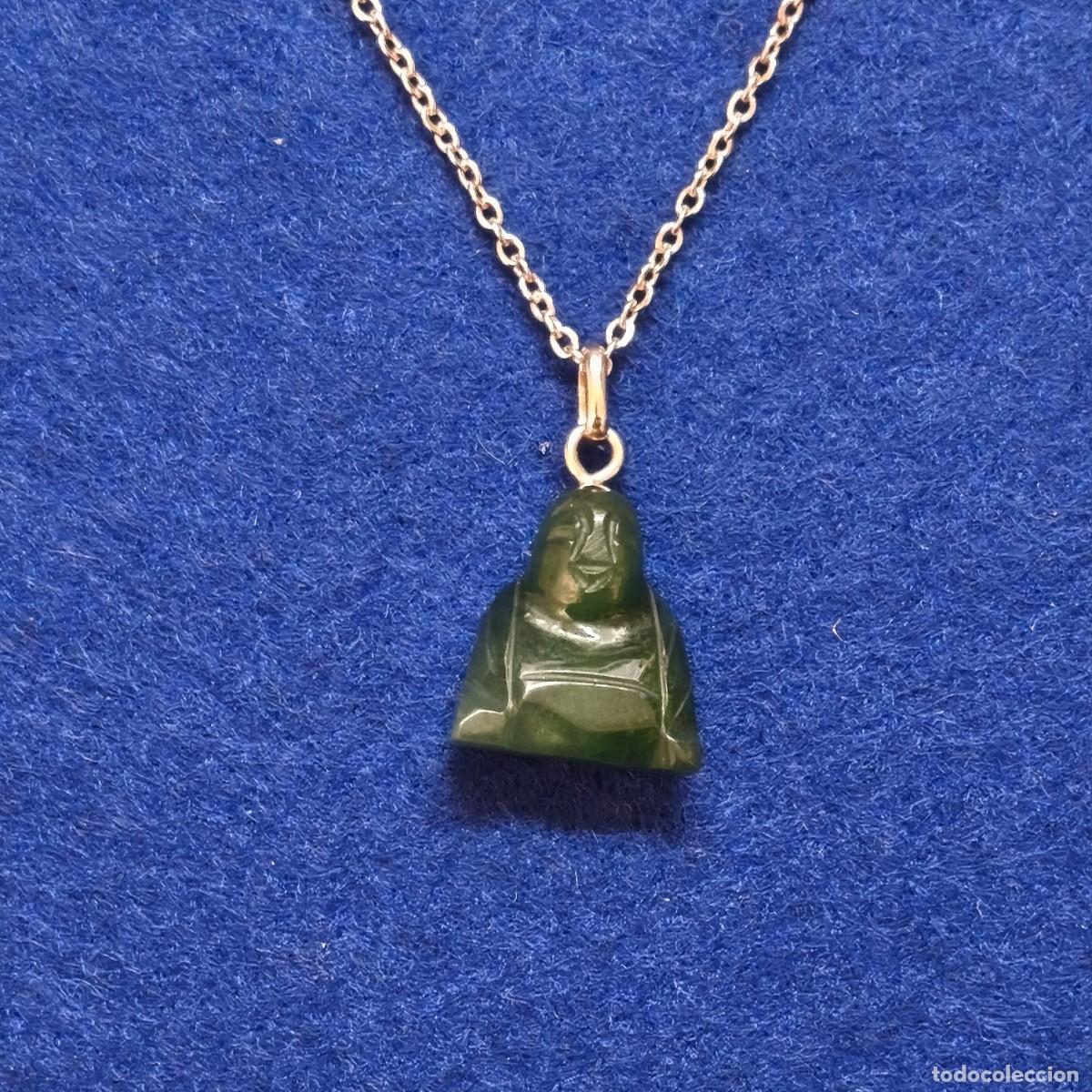 Joyeria: COLGANTE DE ORO AMARILLO CON BUDA DE JADE VERDE CON CADENA ACERO-ORO QUIRURJICO. MED. 28 X 17 MM.