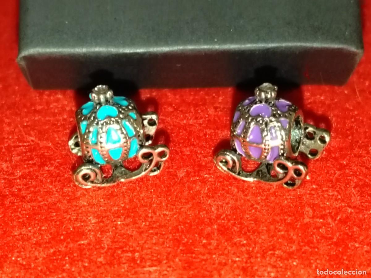 Joyeria: PAREJA DE CHARM DE PANDORA CARURUAJE CHAPADO EN PLATA - AZUL Y LILA