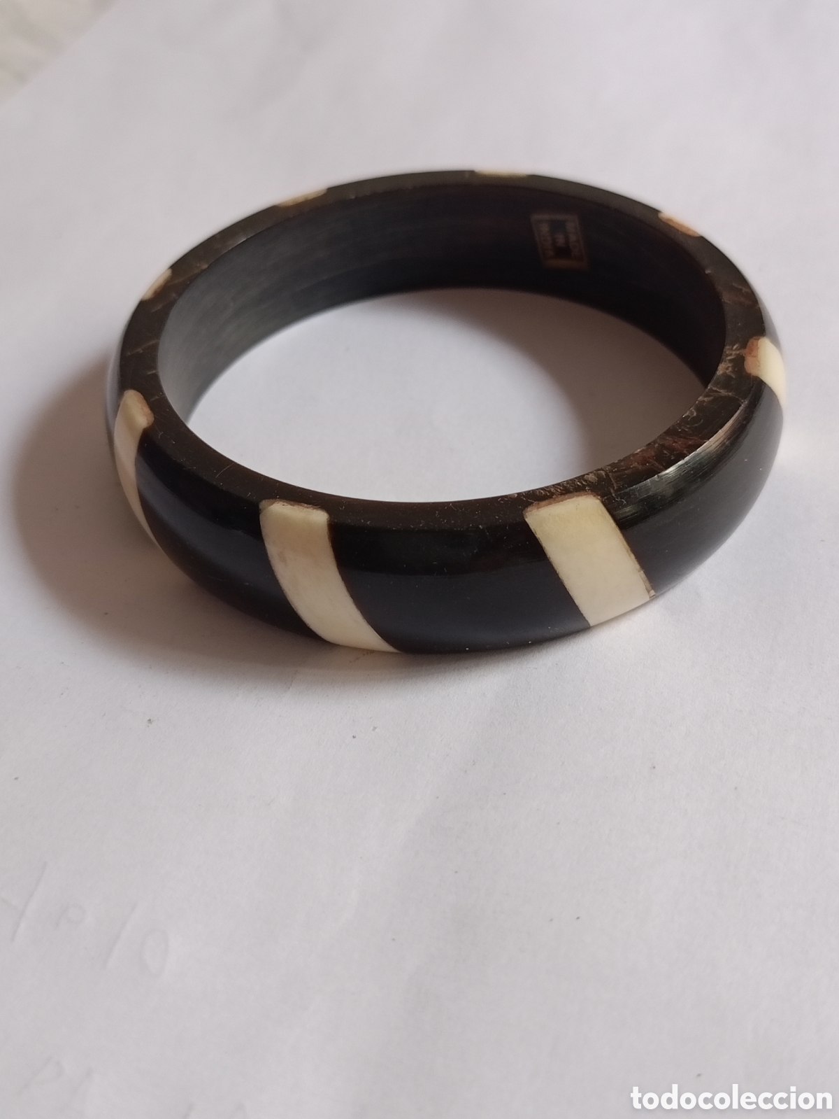 Joyeria: Antigua pulsera brazalete de &eacute;bano e incrustaciones de nacar