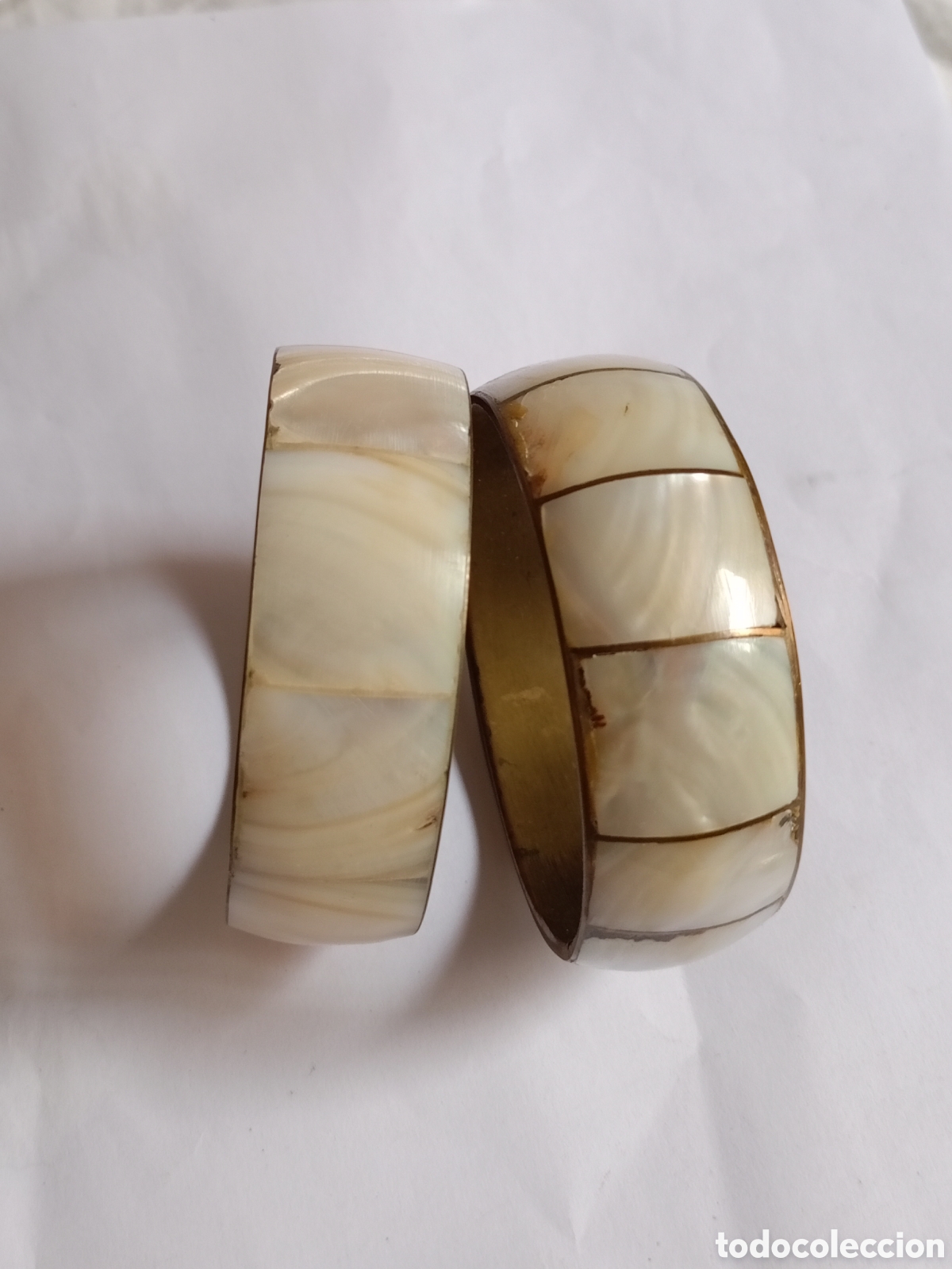 Joyeria: Lote de dos pulseras brazaletes antiguos con incrustaciones de nacar y lat&oacute;n