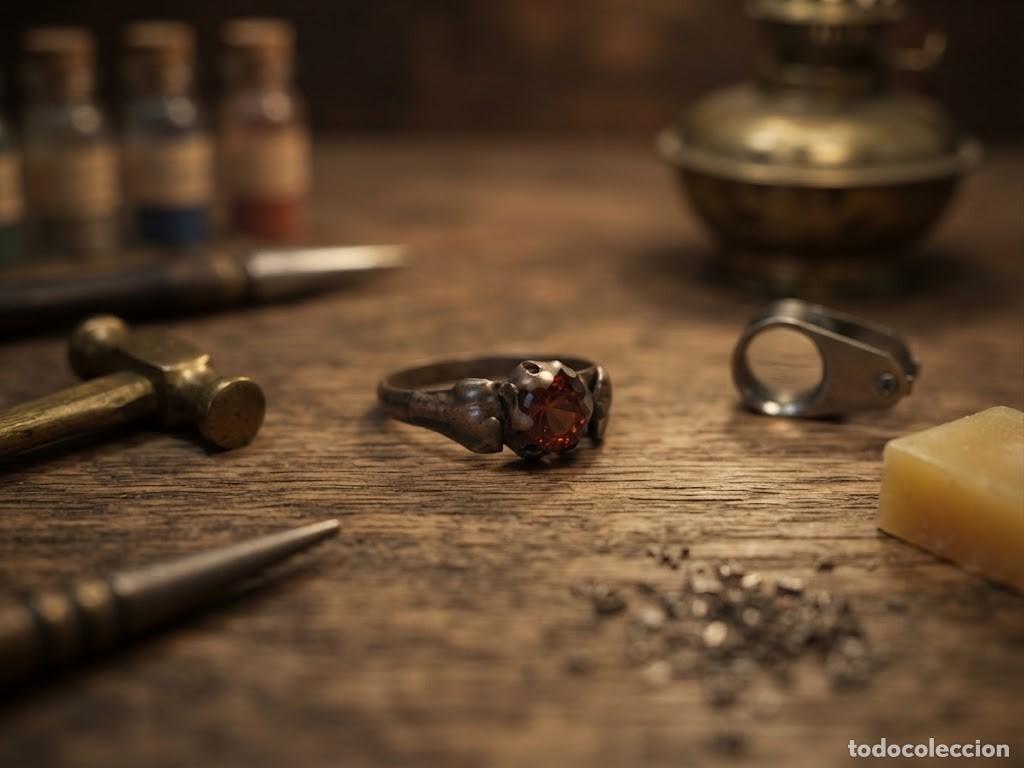Joyeria: Precioso anillo antiguo de bronce con piedra artificial engarzada.