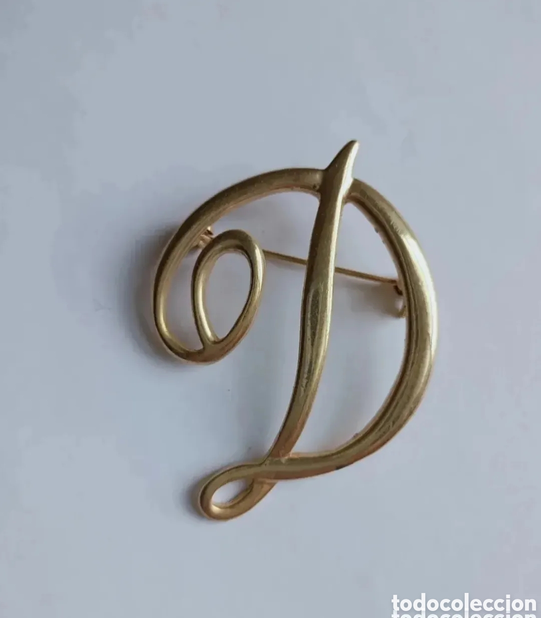 Joyeria: Broche inicial letra D chapado oro 6x4cm