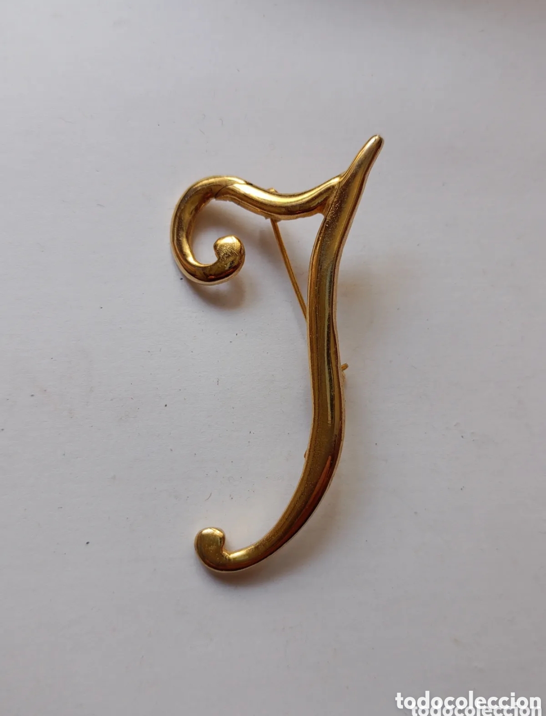 Joyeria: Antiguo broche inicial letra J chapado oro a&ntilde;os 80 vintage