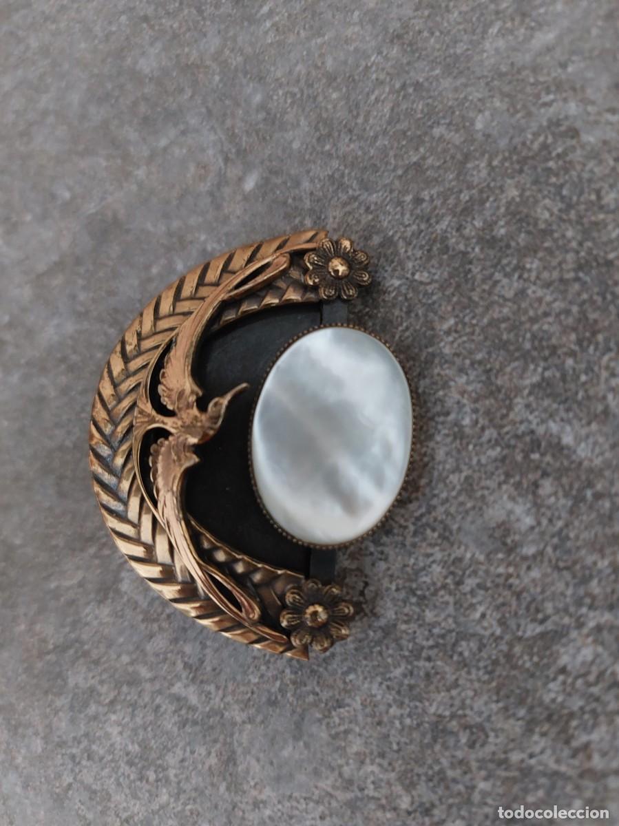 Joyeria: Broche vintage de Ermani Bulatti en forma de media luna hecho de metal color oro, n&aacute;car, p&aacute;jaro art