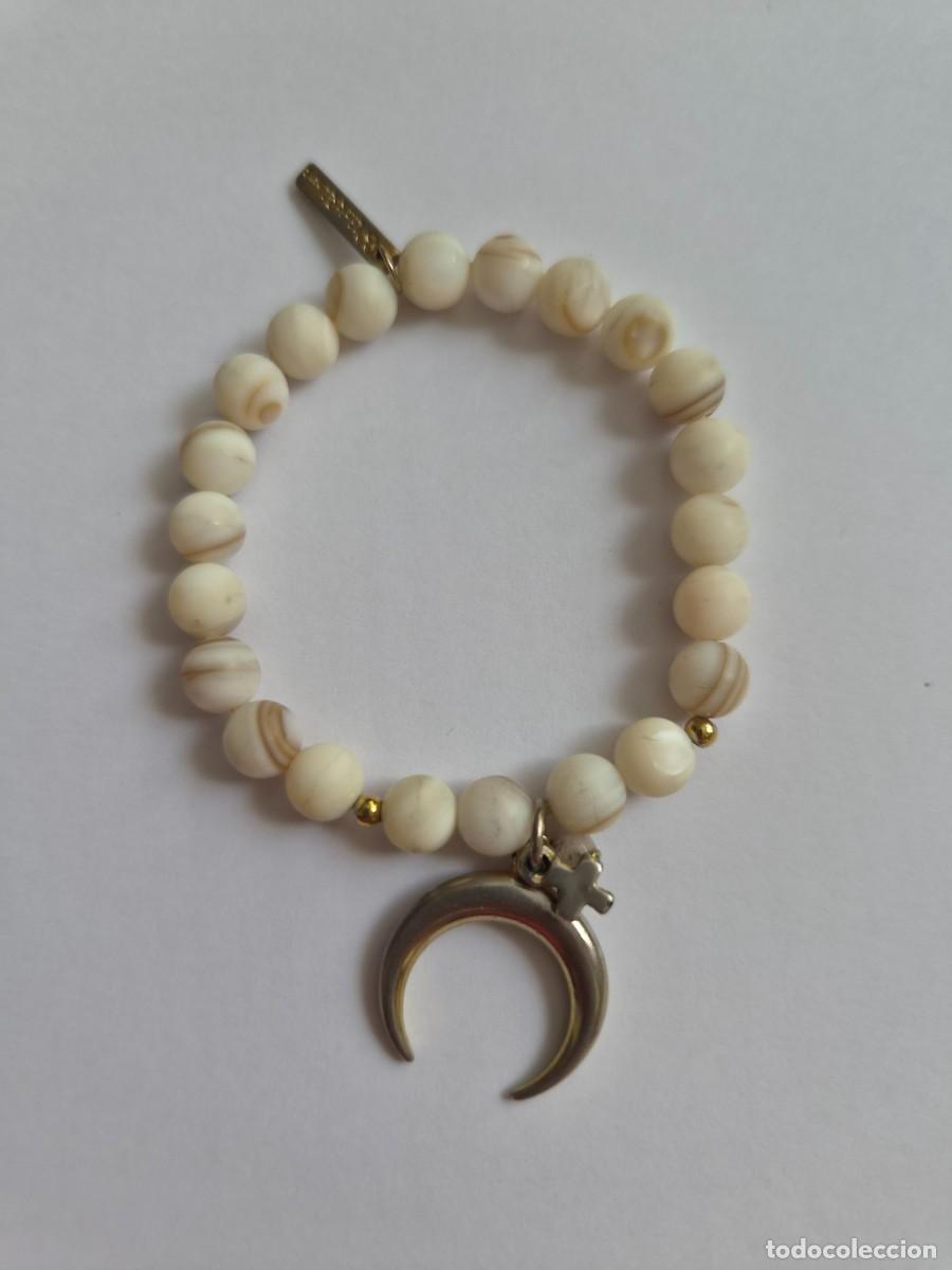 Joyeria: Pulsera de n&aacute;car natural con un patr&oacute;n natural distintivo.