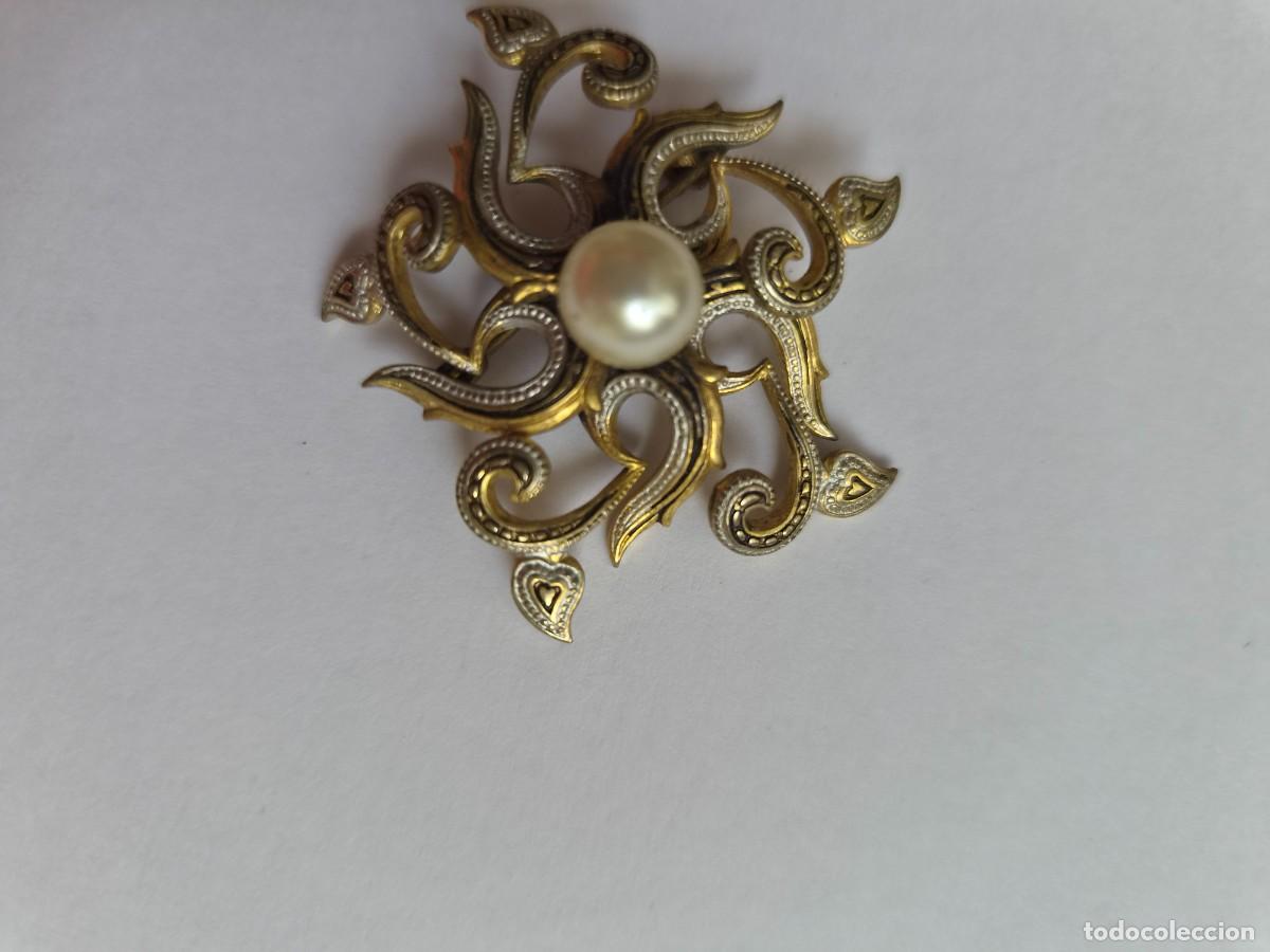 Joyeria: Broche vintage de flor damasquinada con una perla de imitaci&oacute;n DAMASQUINO TOLEDO