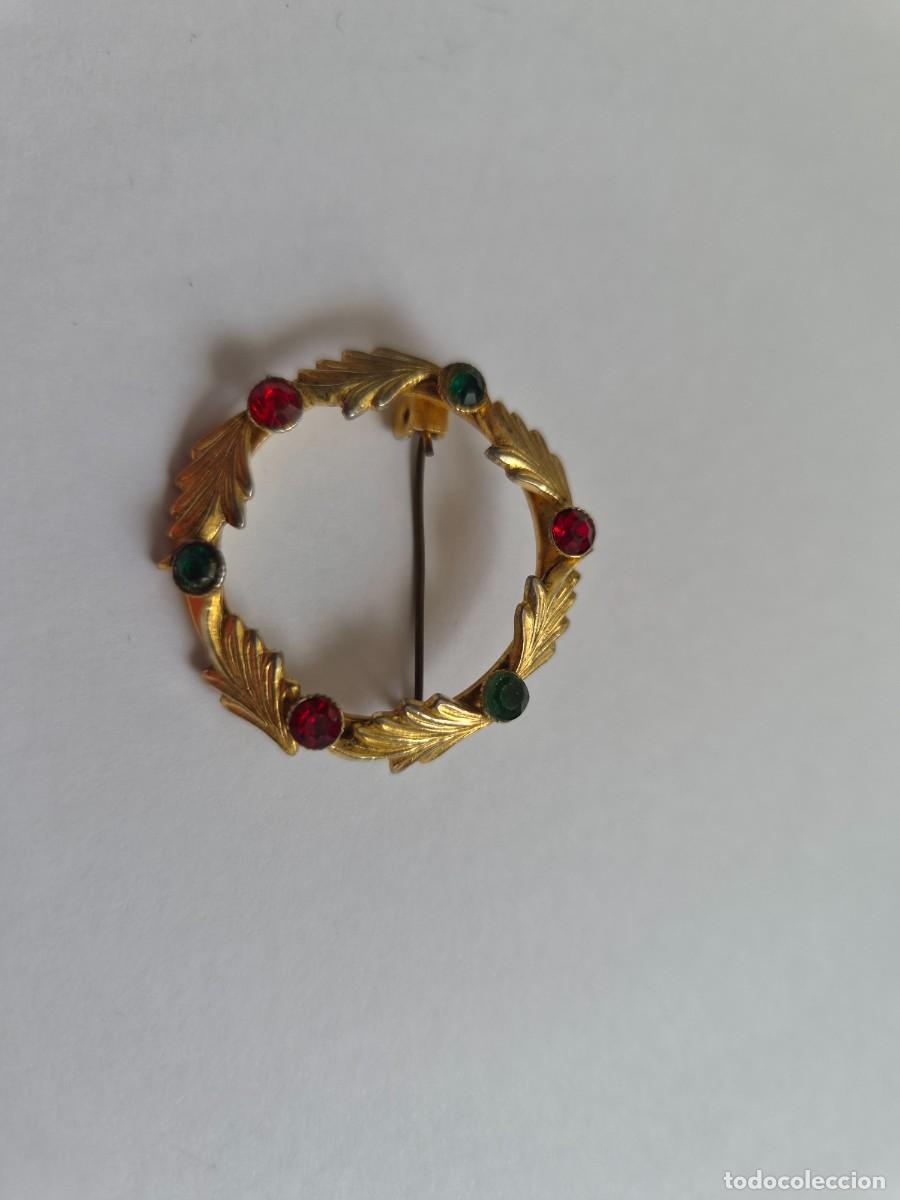 Joyeria: Broche navide&ntilde;o vintage en tono dorado con dise&ntilde;o de corona de hojas de bayas.
