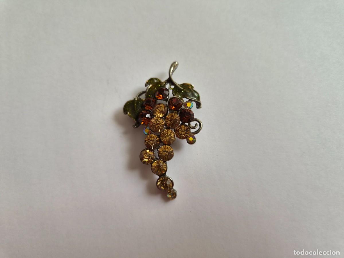 Joyeria: Broche vintage con forma de racimo de uvas y cristales en tonos &aacute;mbar y marr&oacute;n.