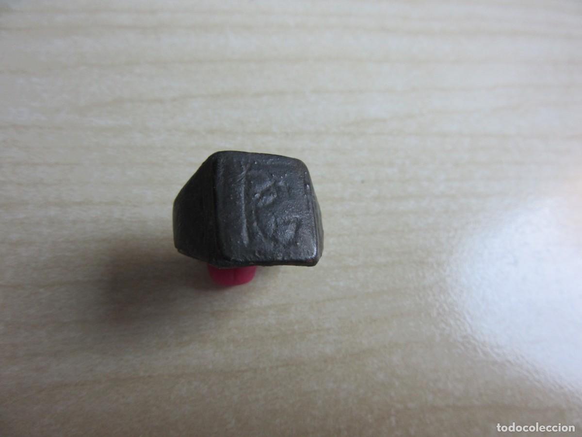 Joyeria: Parte de anillo de bronce con letras BG Posible S XIX