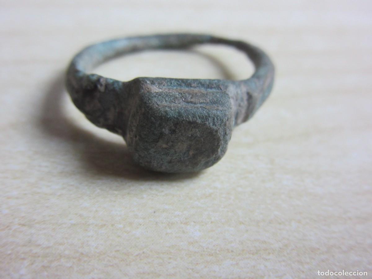 Joyeria: Anillo de bronce Posible de &eacute;poca romana o medieval Di&aacute;metro 1,7 cm A