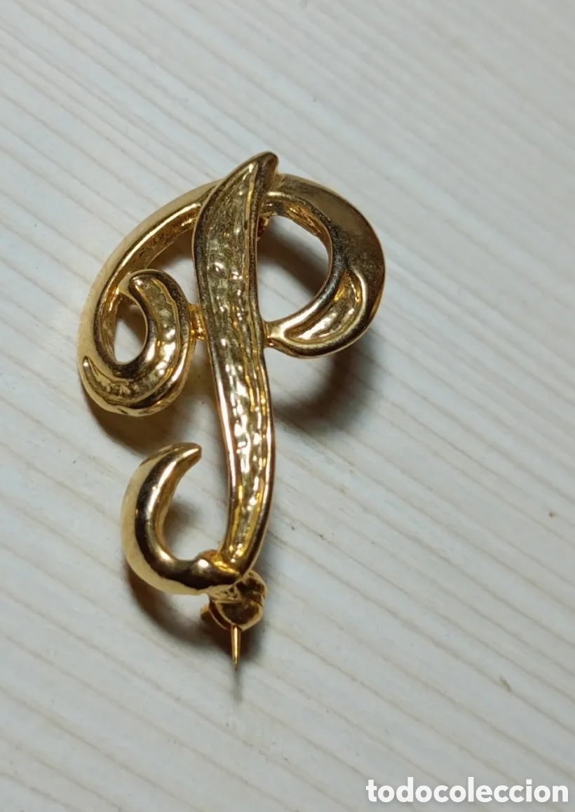 Joyeria: Broche inicial letra P chapado en oro 4x3cm