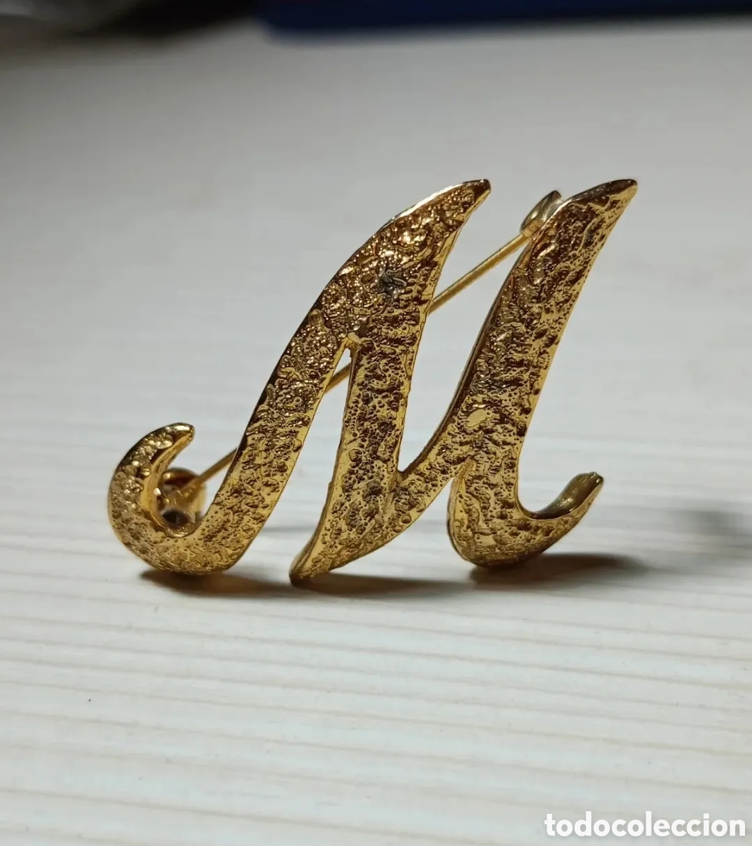 Joyeria: Broche inicial letra M chapado en oro 4x3cm