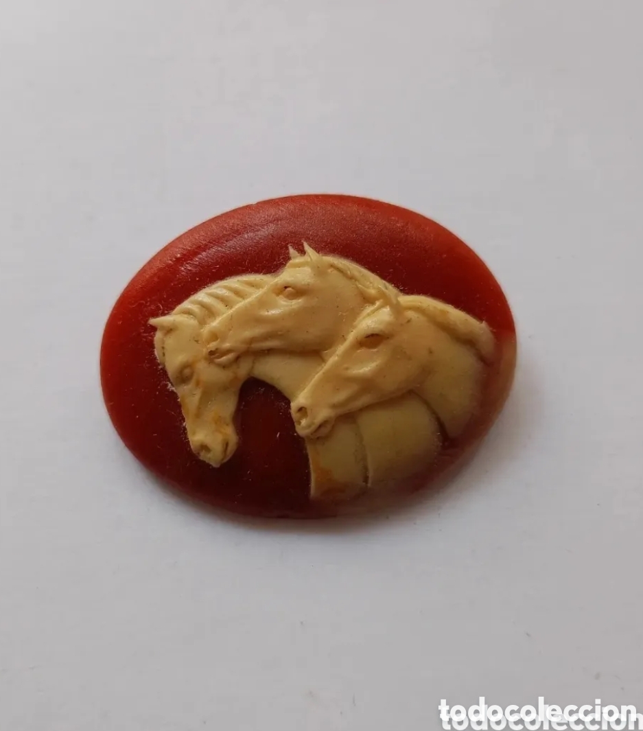 Joyeria: Broche camafeo caballos pasta color hueso y coral a&ntilde;os 70