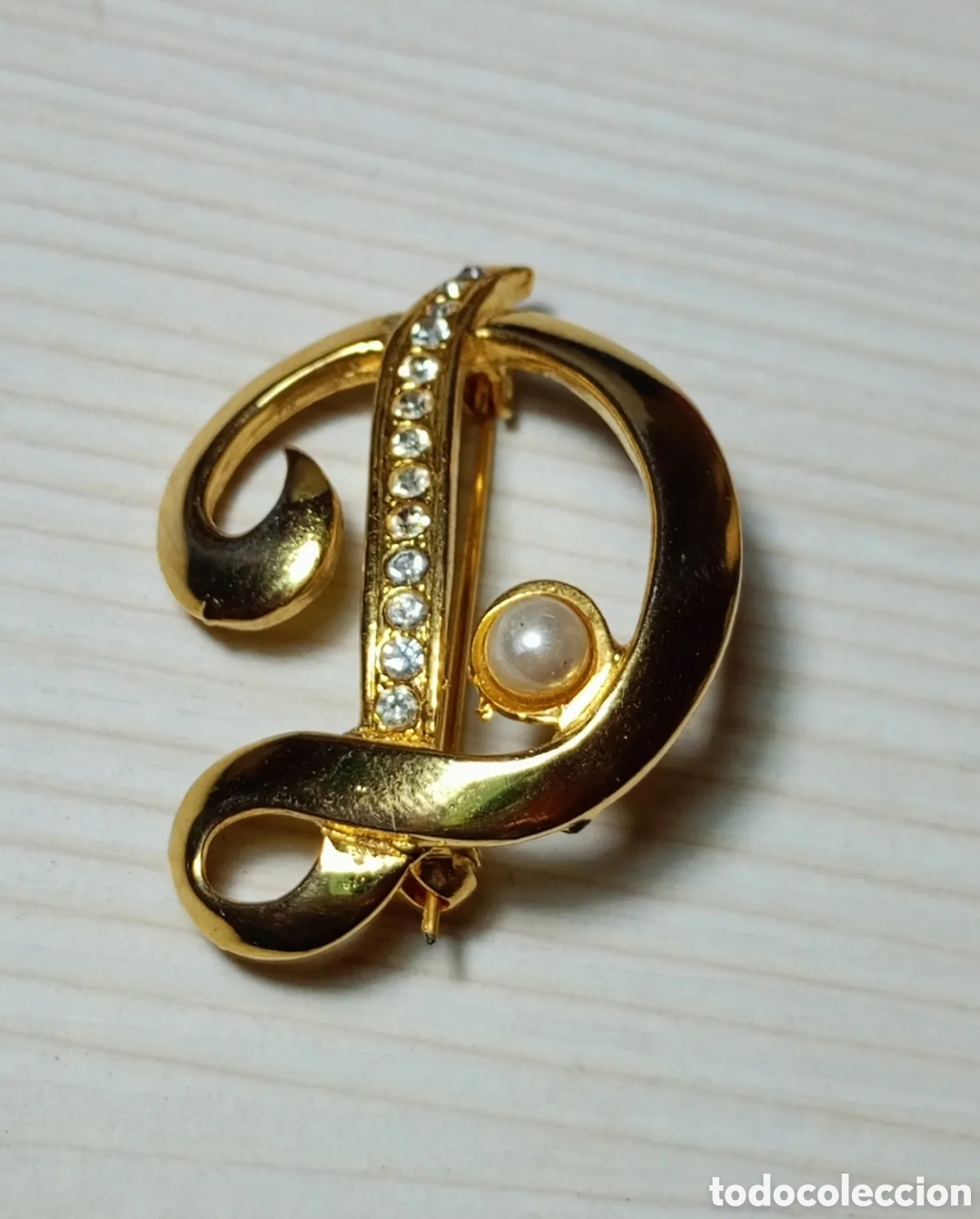 Joyeria: Broche inicial letra D chapado en oro 4x3cm