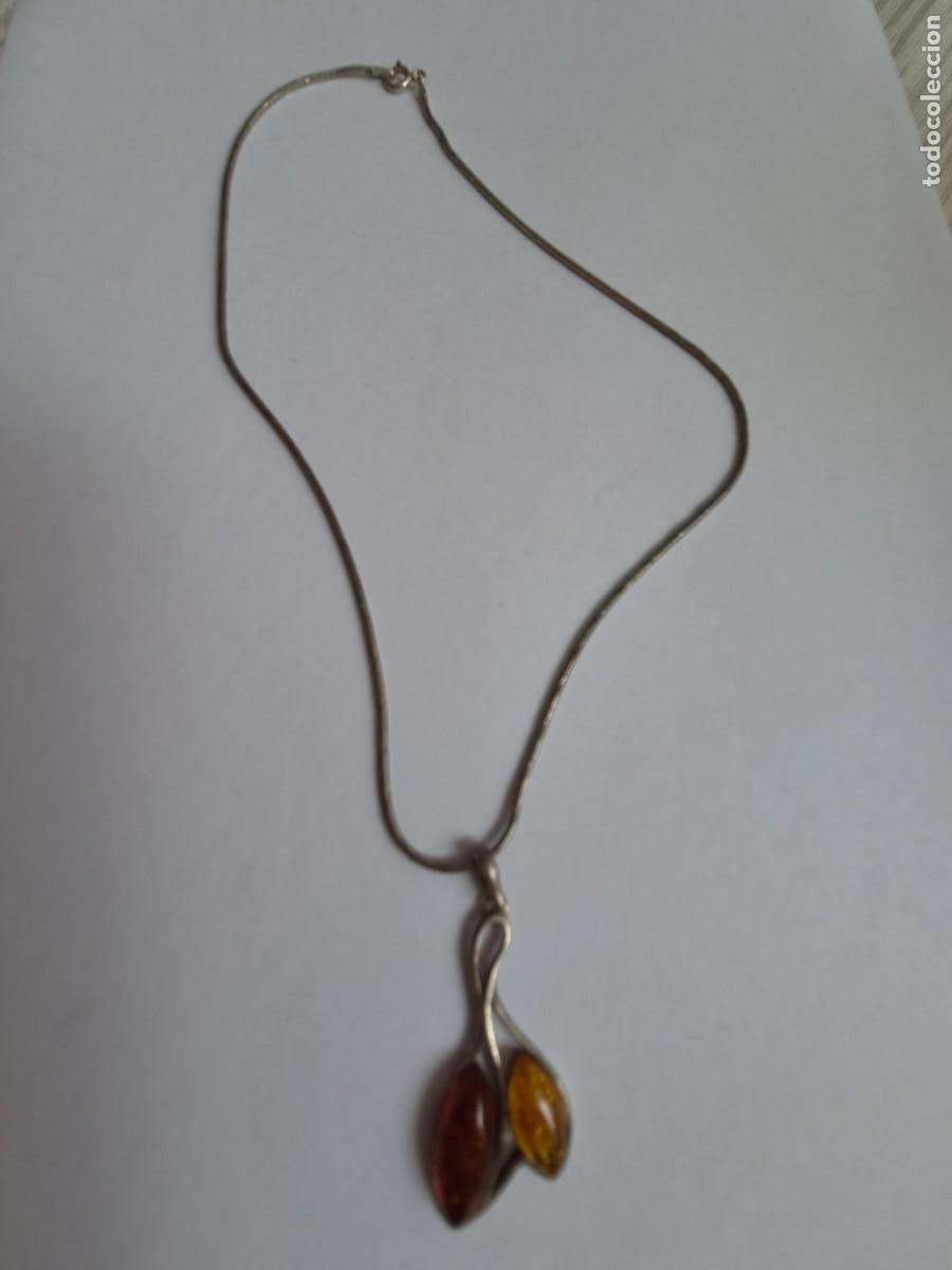 Joyeria: Cadena de plata de estilo vintage con un colgante que presenta dos piezas de &aacute;mbar. 925