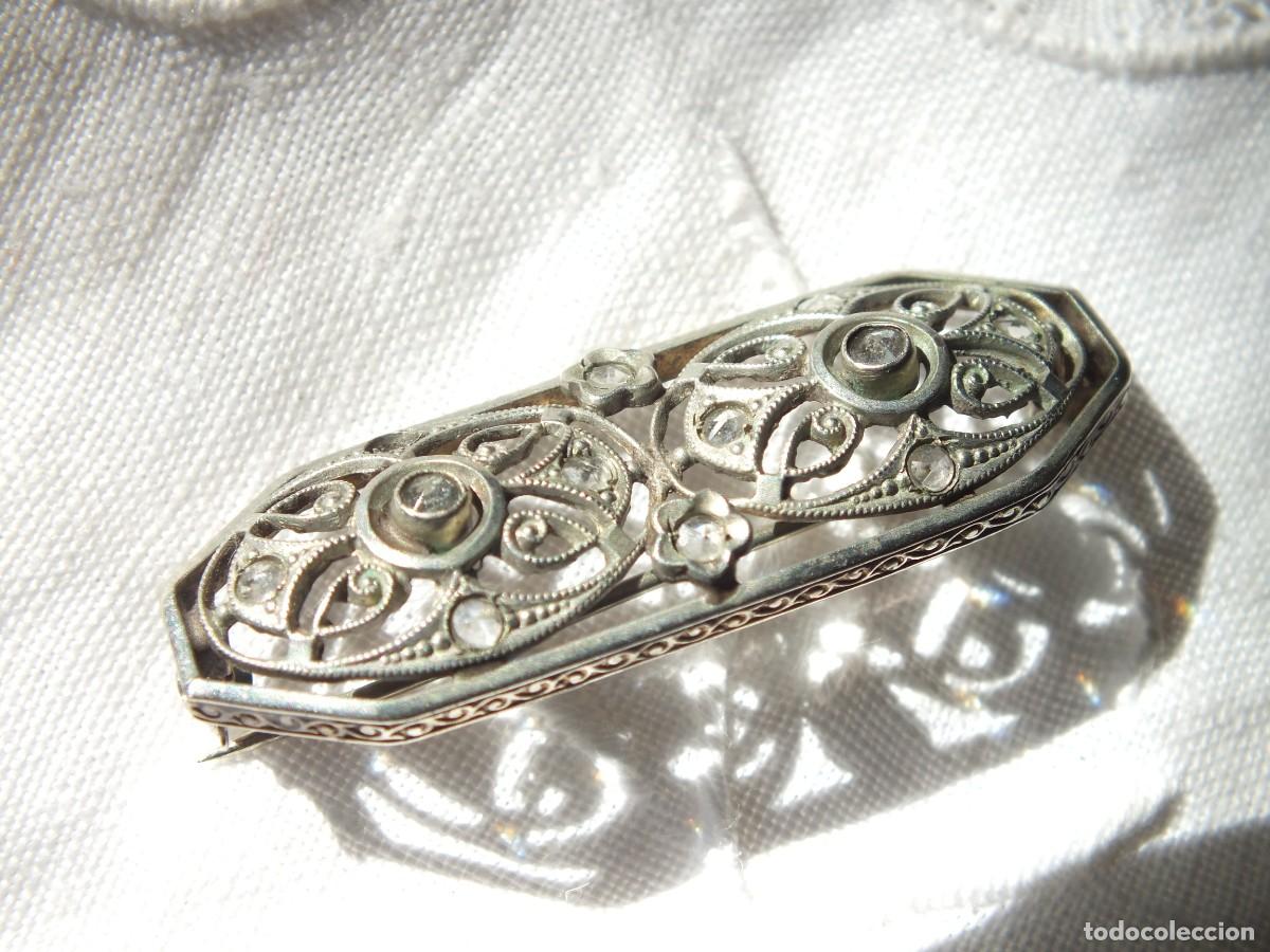 Joyeria: BROCHE ANTIGUO PARECE DE PLATA ? CON DECORACI&Oacute;N DE FILIGRANA Y PEDRER&Iacute;A