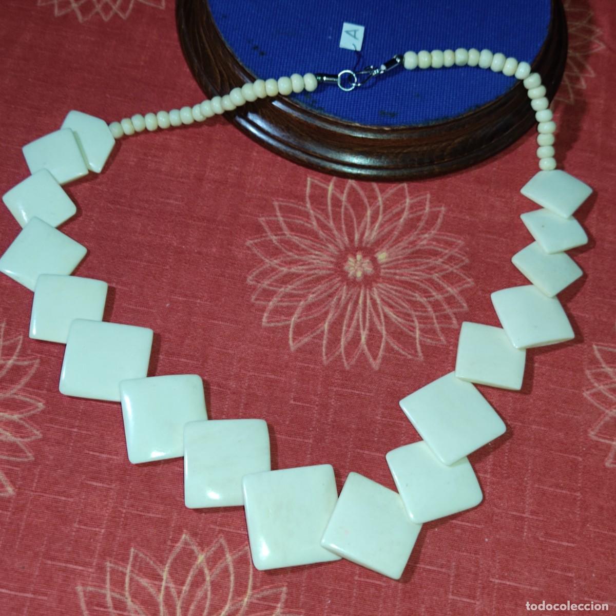 Joyeria: Collar de hermosas piezas de hueso.A&ntilde;os 60 - 70. *A*