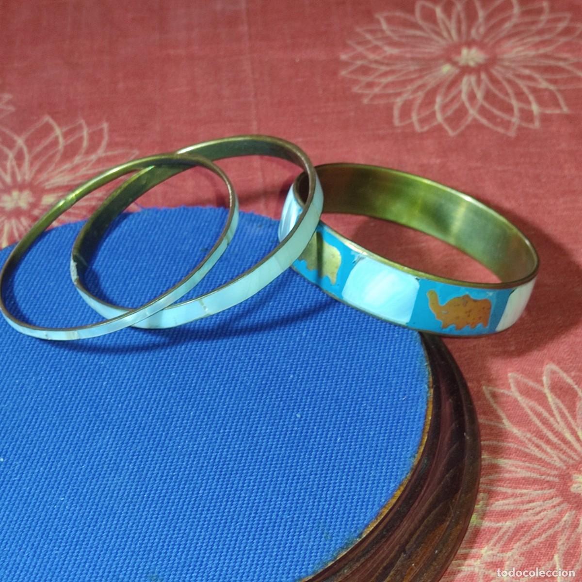 Joyeria: 3 Pulseras de laton,nacar y turquesa.Vintage.