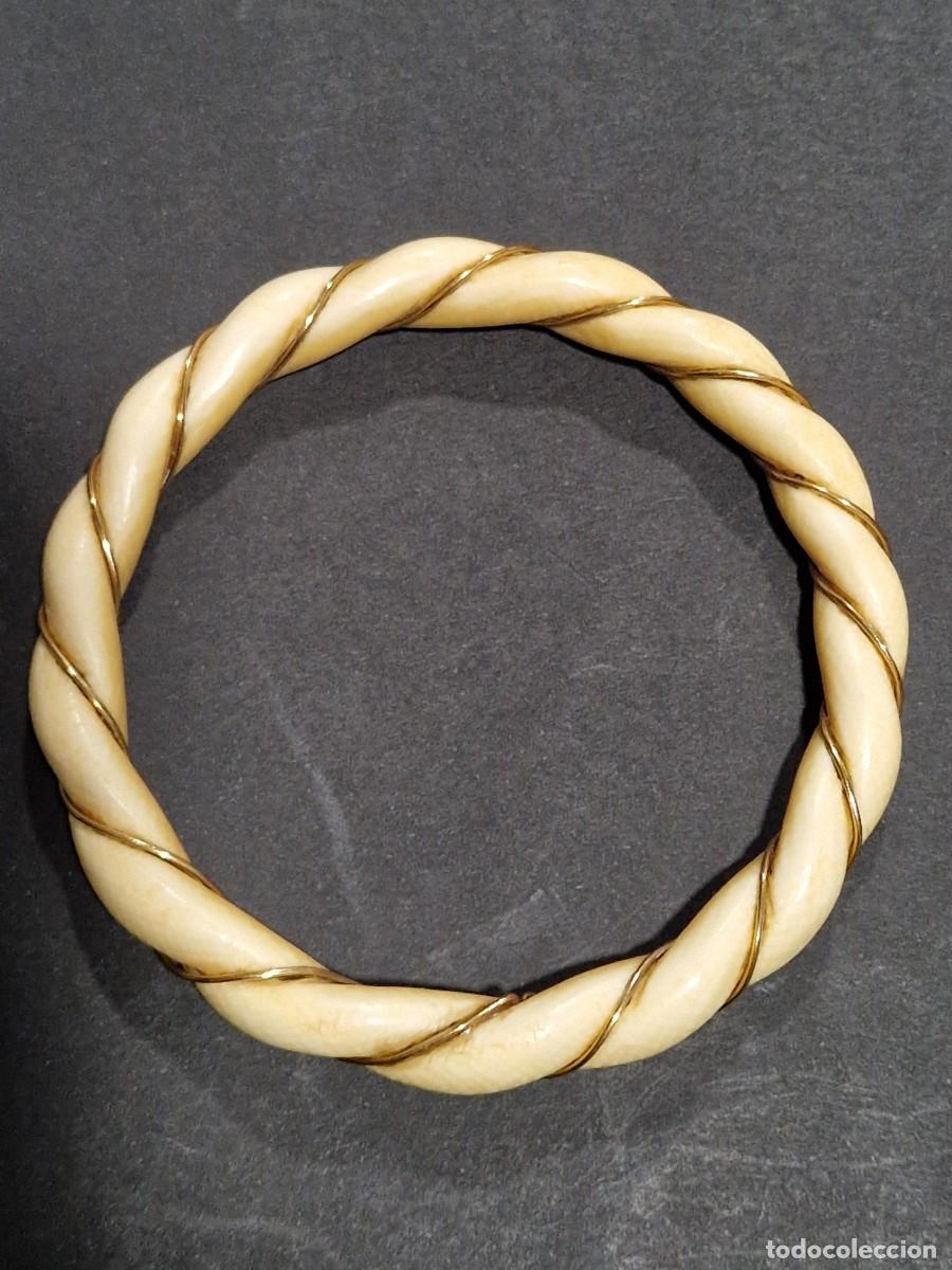 Joyeria: Pulsera de oro y marfil, trabajo del siglo XIX o anterior.