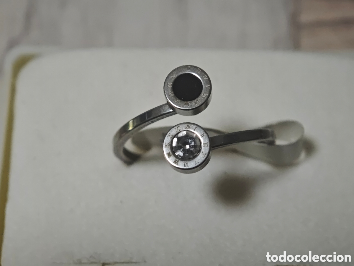 Joyeria: Anillo de acero inoxidable con piedras y letras - Foto 2