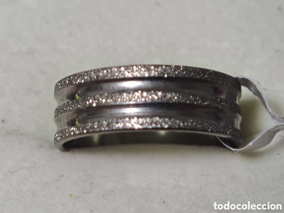 Joyeria: Precioso anillo en acero granulado nuevo