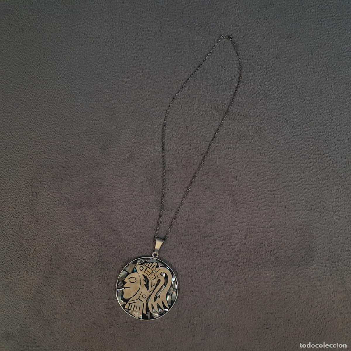 Joaillerie: J-4572. COLGANTE GUERRERO AZTECA CON NACAR Y METAL COM&Uacute;N, CADENA DE PLATA. 1970