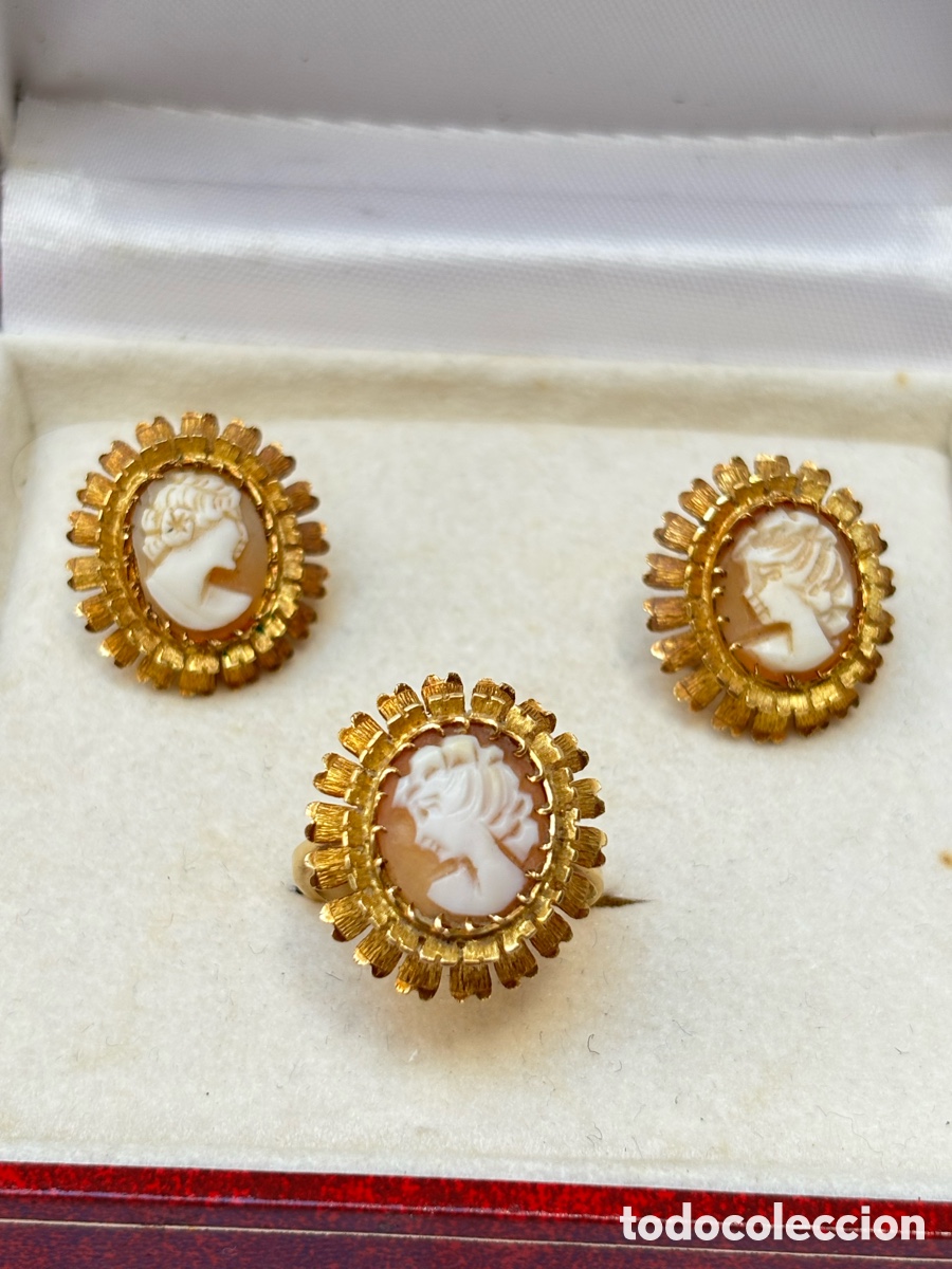 Joaillerie: Conjunto de pendientes y anillo de oro de 18K