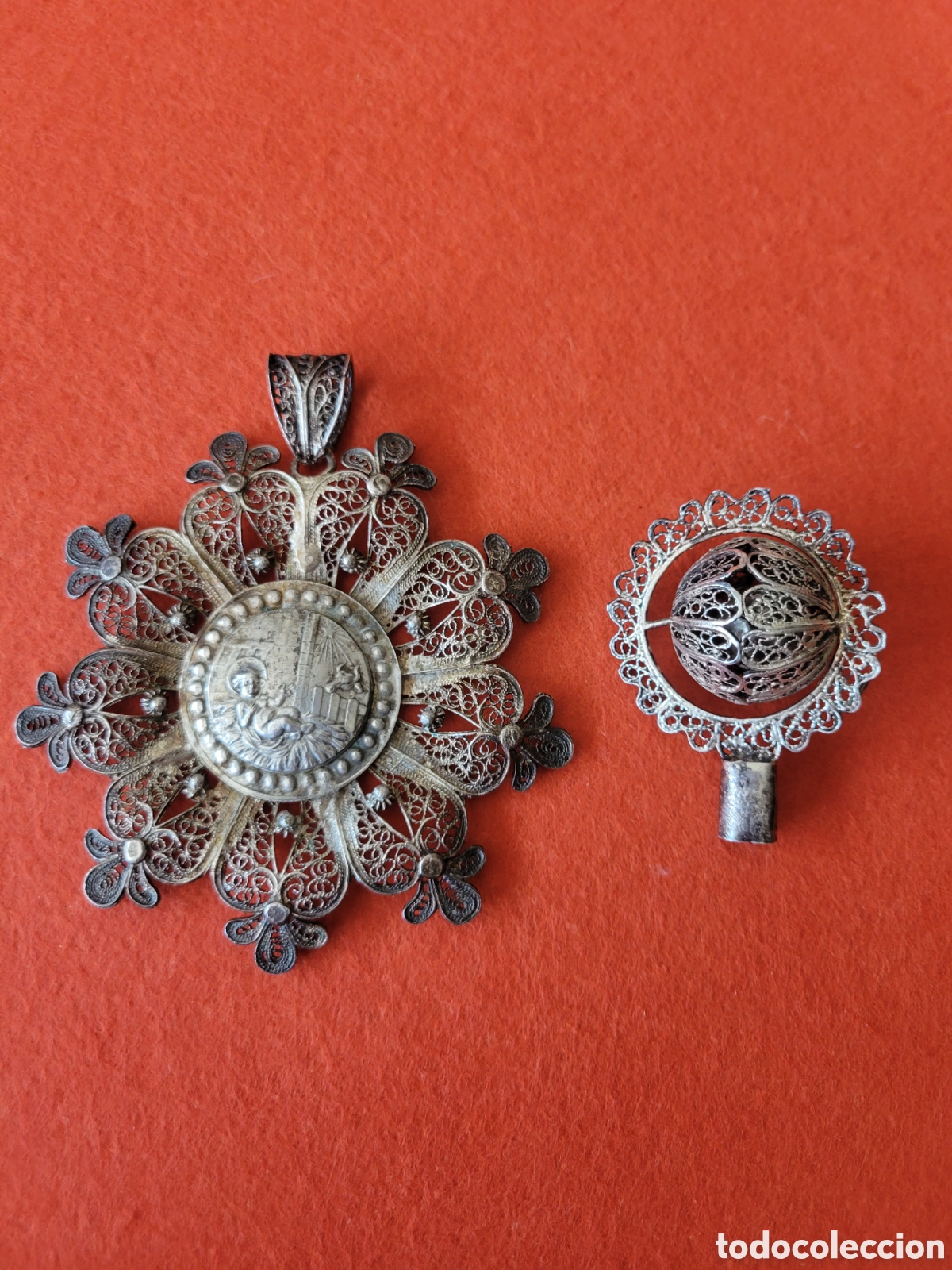 Joyeria: ANTIGUO JUEGO SONAJERO Y MEDALLON DE FILIGRANA PARA BEBE