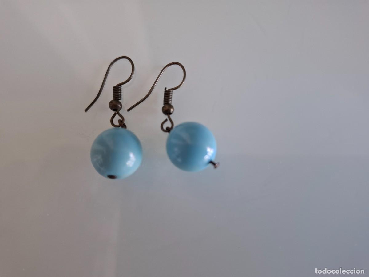 Joyeria: PENDIENTES CON UNA BOLA AZUL CLARO - PARA COLGAR - MUY BUEN ESTADO