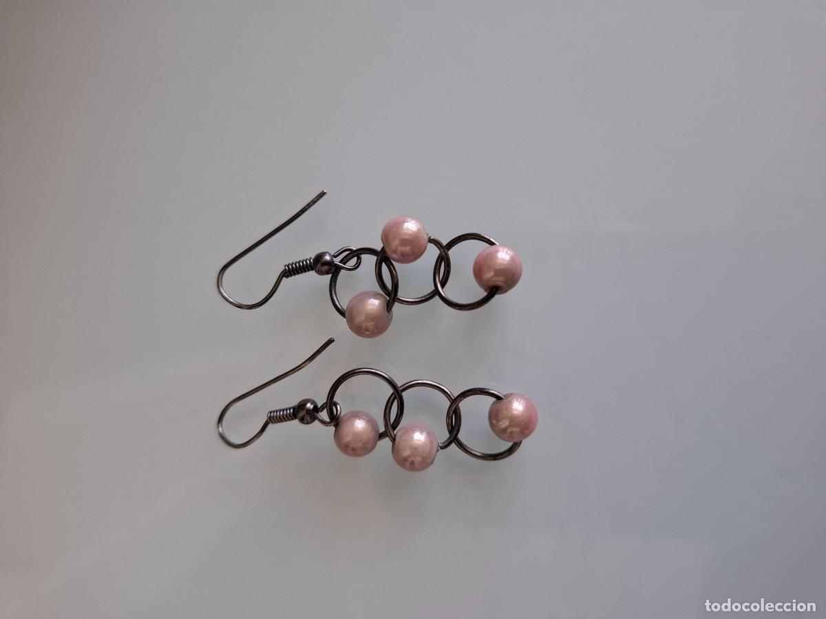 Joyeria: PENDIENTES CON TRES AROS DE METAL Y TRES BOLITAS DE COLOR ROSA - PARA COLGAR - VINTAGE