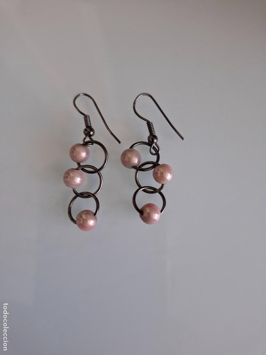 Joyeria: PENDIENTES CON TRES AROS DE METAL Y TRES BOLITAS DE COLOR ROSA - PARA COLGAR - VINTAGE
