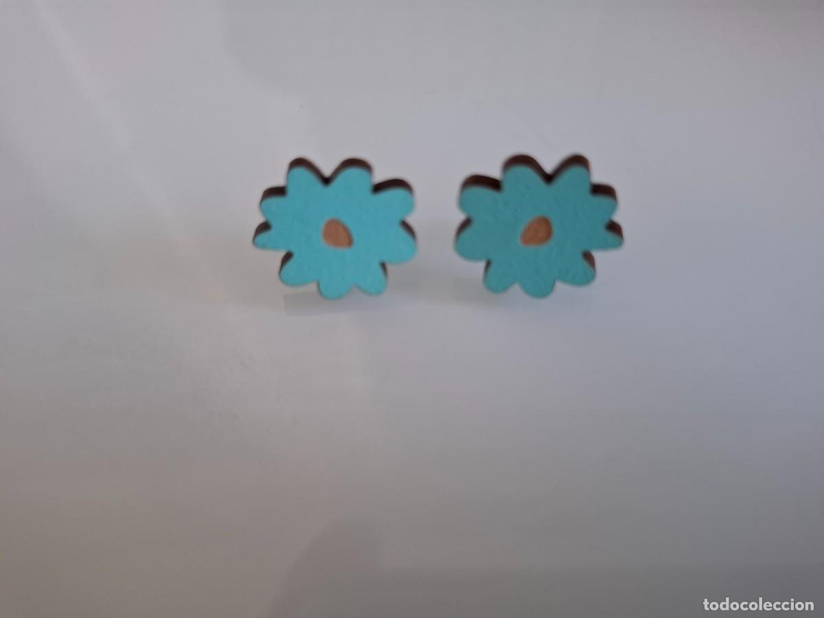 Joyeria: PENDIENTES DE MADERA DE COLOR AZUL - FORMA DE FLOR - HECHOS A MANO - PORTUGAL - NUEVOS