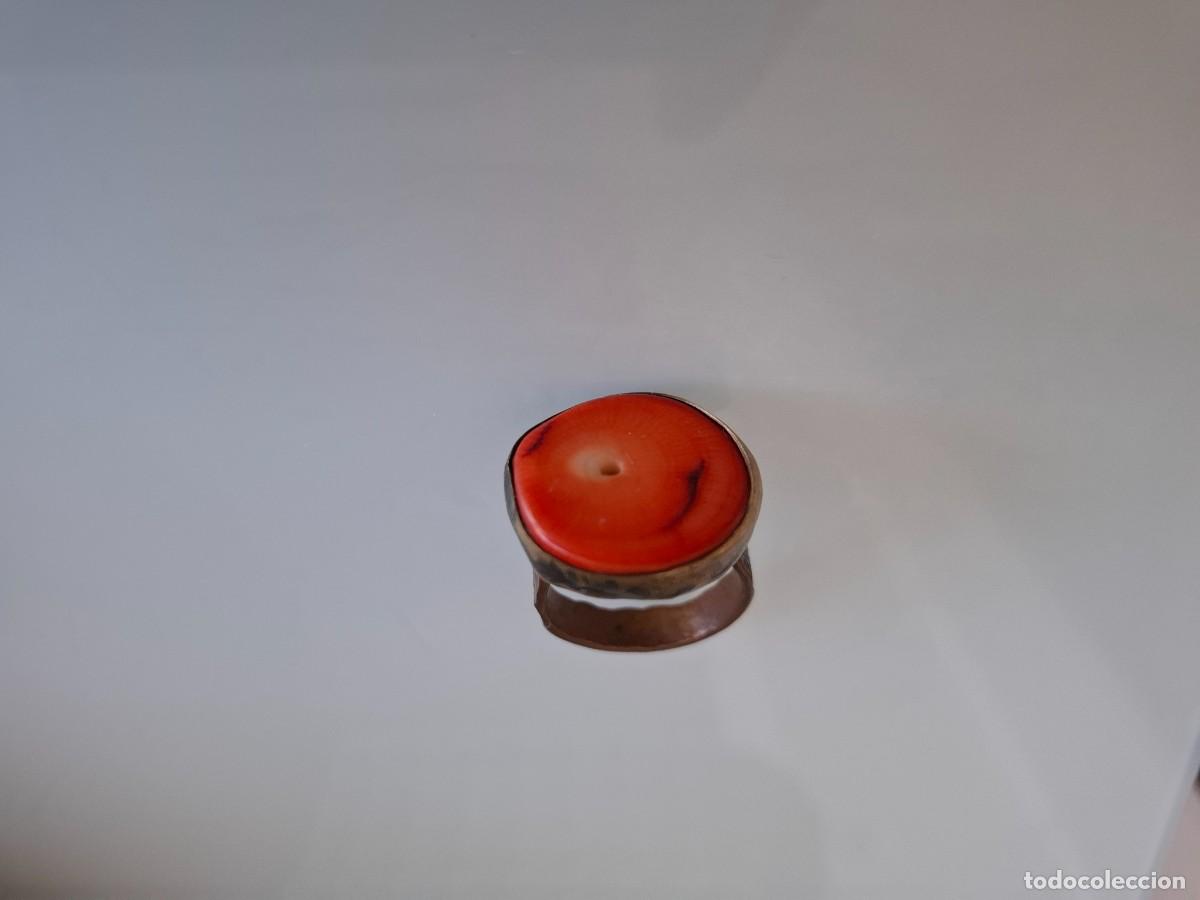 Joyeria: ANILLO DE METAL CON UNA PIEDRA NATURAL DE COLOR NARANJA - ORIGEN ATENAS - GRECIA - MUY ORIGINAL