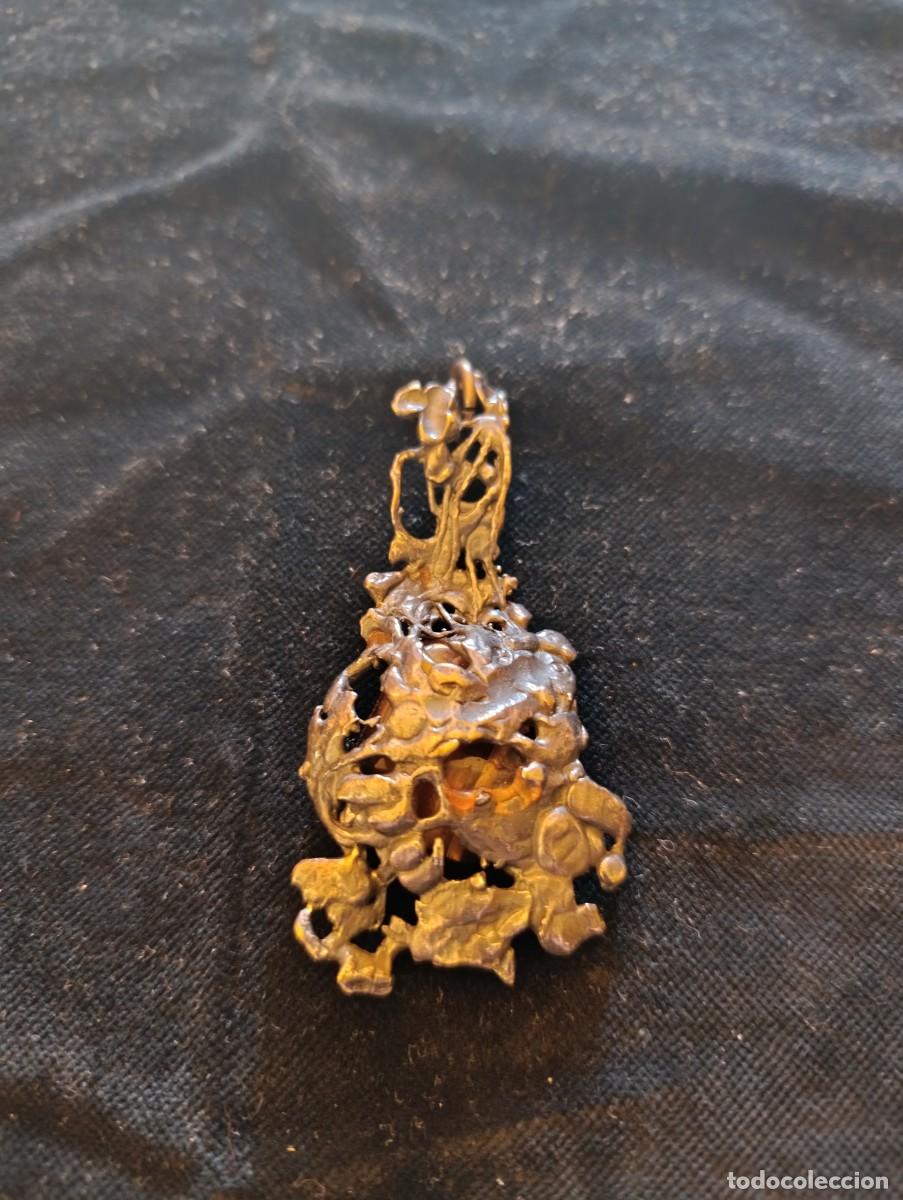 Joyeria: Precioso colgante de metal plateado con piedra ojo de tigre