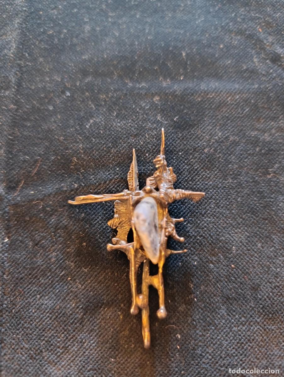 Joyeria: Precioso colgante de metal plateado con gema de cuarzo