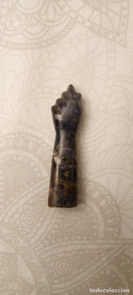 Joyeria: Figura decorativa en forma de mano cerrada, conocida como figa. n&ordm;1