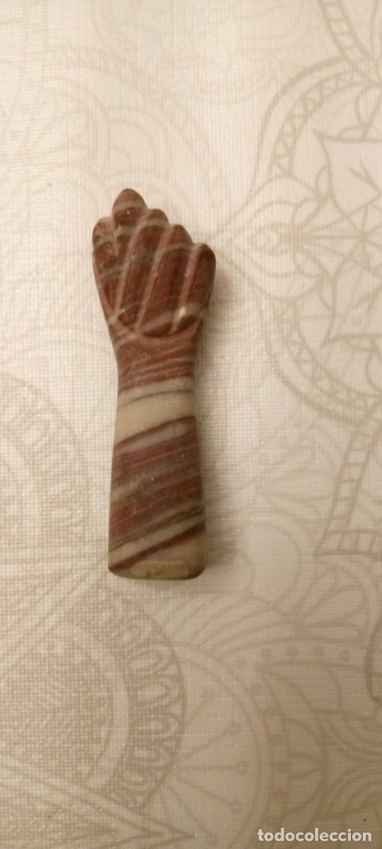 Joyeria: Figura decorativa en forma de mano cerrada, conocida como figa. n&ordm;2