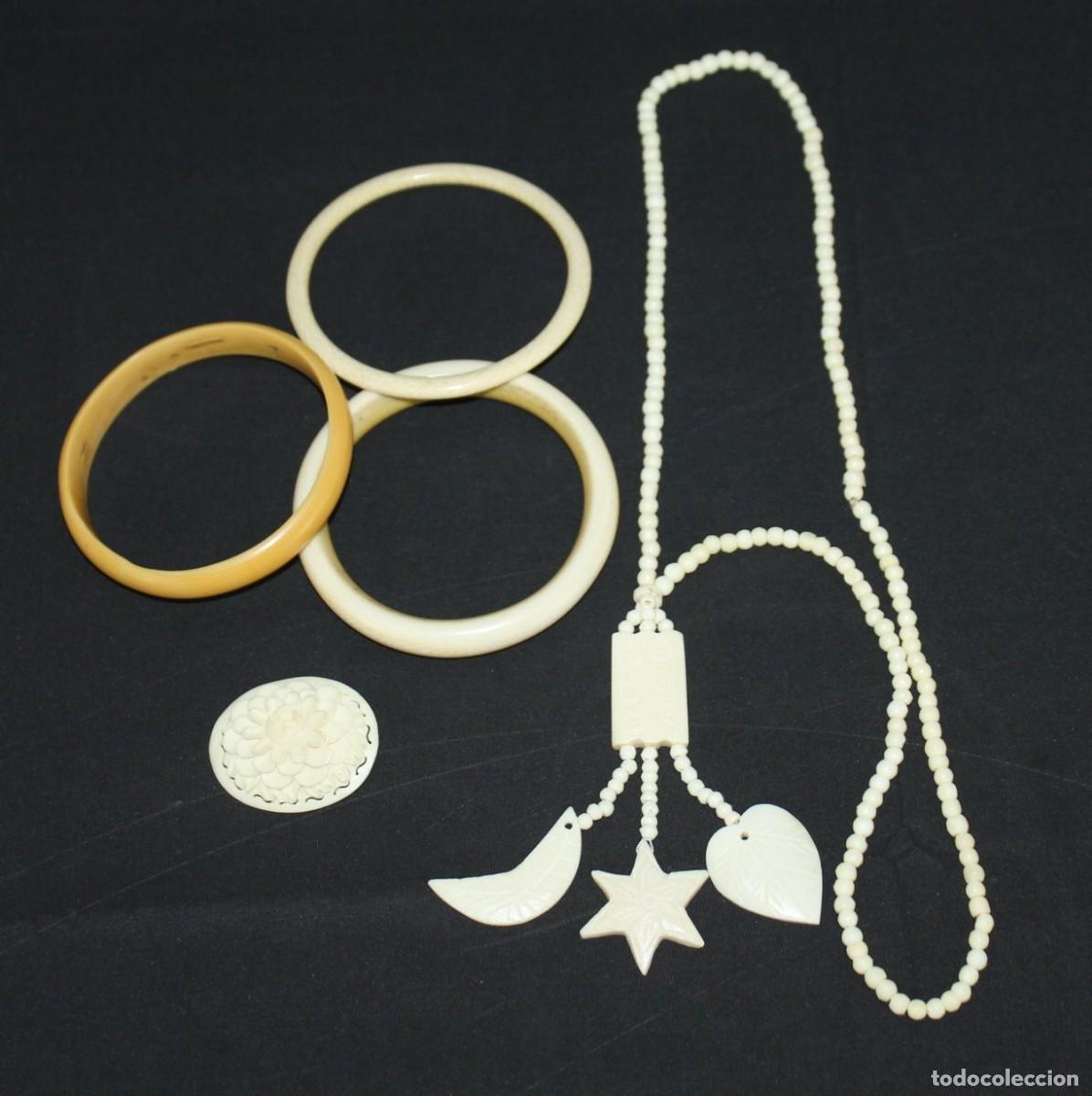 Joyeria: Conjunto vintage de joyer&iacute;a en hueso tallado. Collar, 3 pulseras y broche. Siglo XX