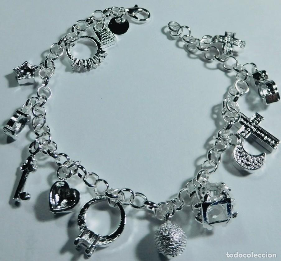 Joyeria: Pulsera con m&uacute;ltiples dijes: elefante, rosa y flores.