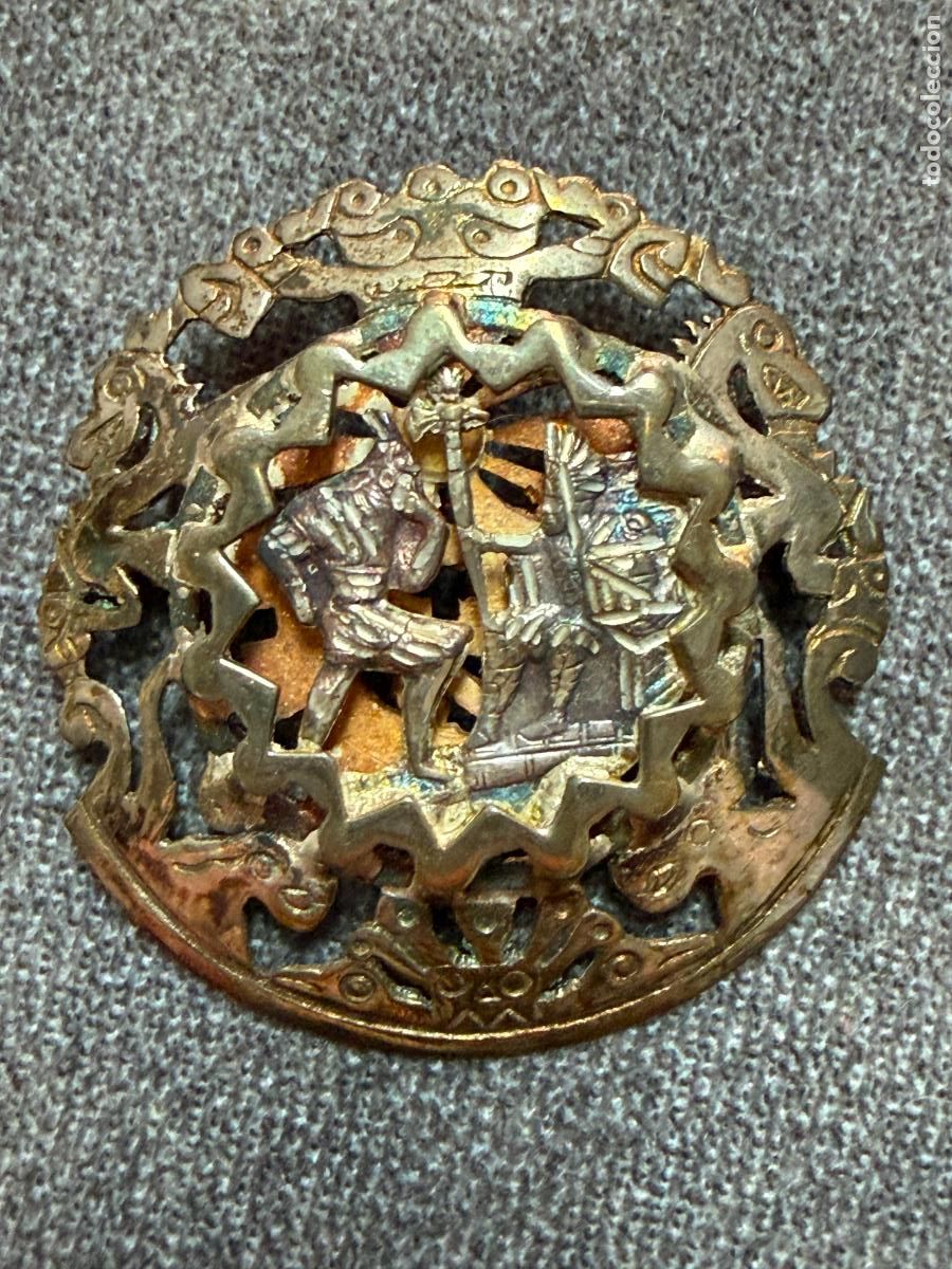 Joyeria: Broche de plata , Per&uacute; , escena ceremonial de inspiraci&oacute;n precolombina ,