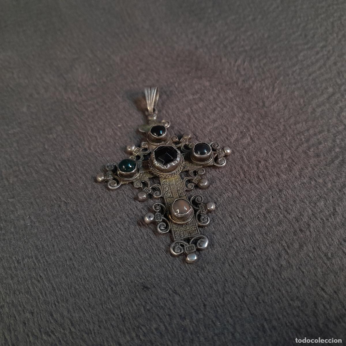 Joyeria: J-4581. COLGANTE DEVOCIONAL. FILIGRANA Y CABUJONES MINERALES. MEDIADOS S.XX