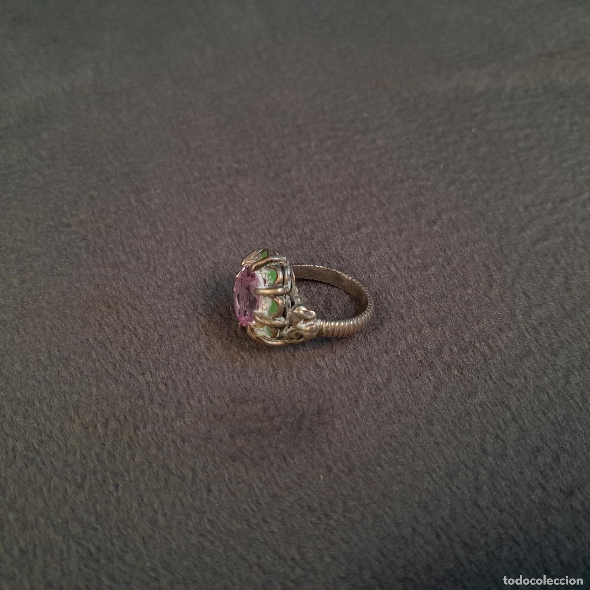 Joaillerie: J-4585. ANILLO CON PIEDRA ROSA Y ESMALTE. PLATA DE LEY. MEDIADOS DEL SIGLO XX