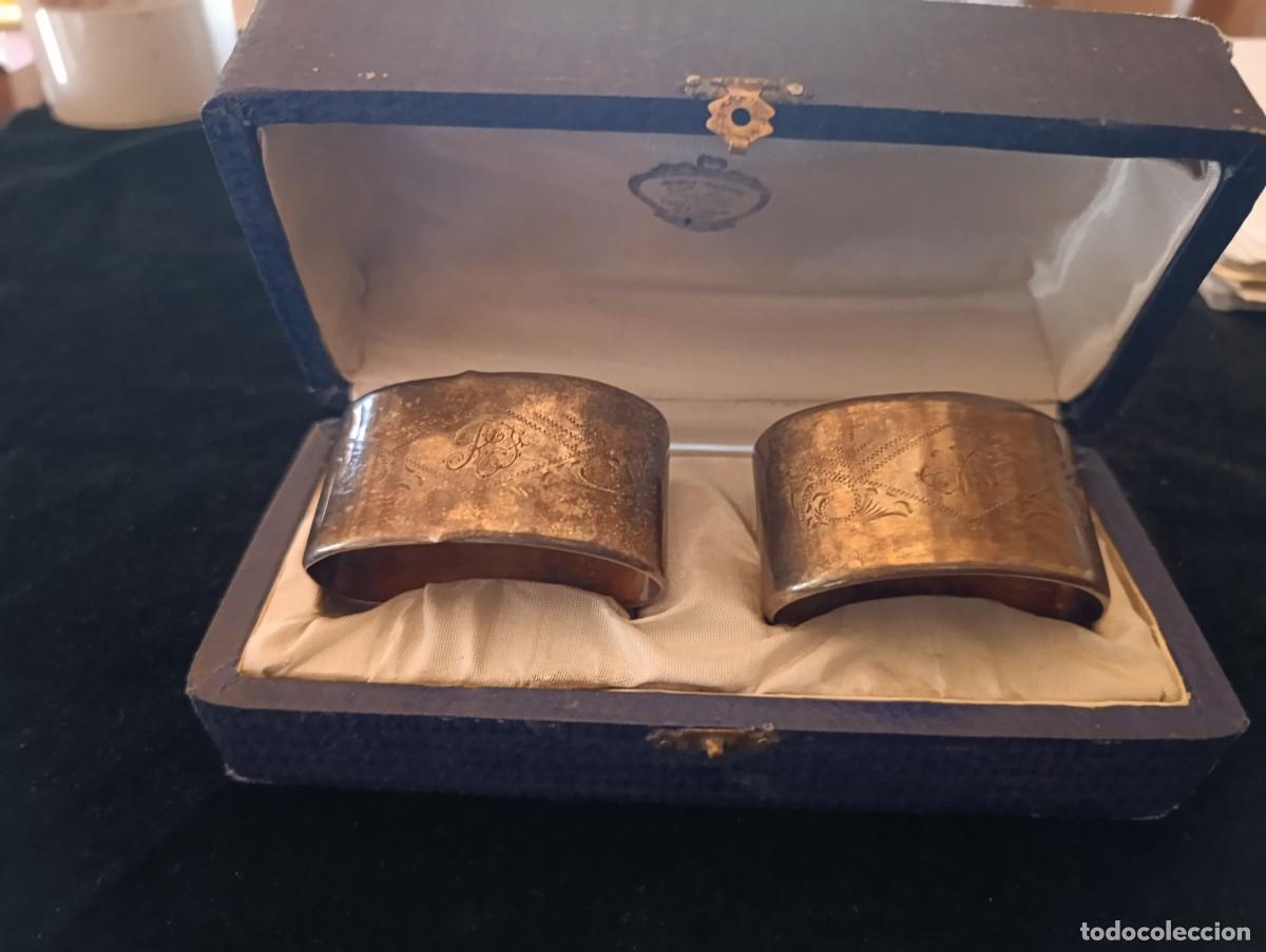 Joyeria: Dos antiguos servilleteros de alpaca plateada en su estuche original