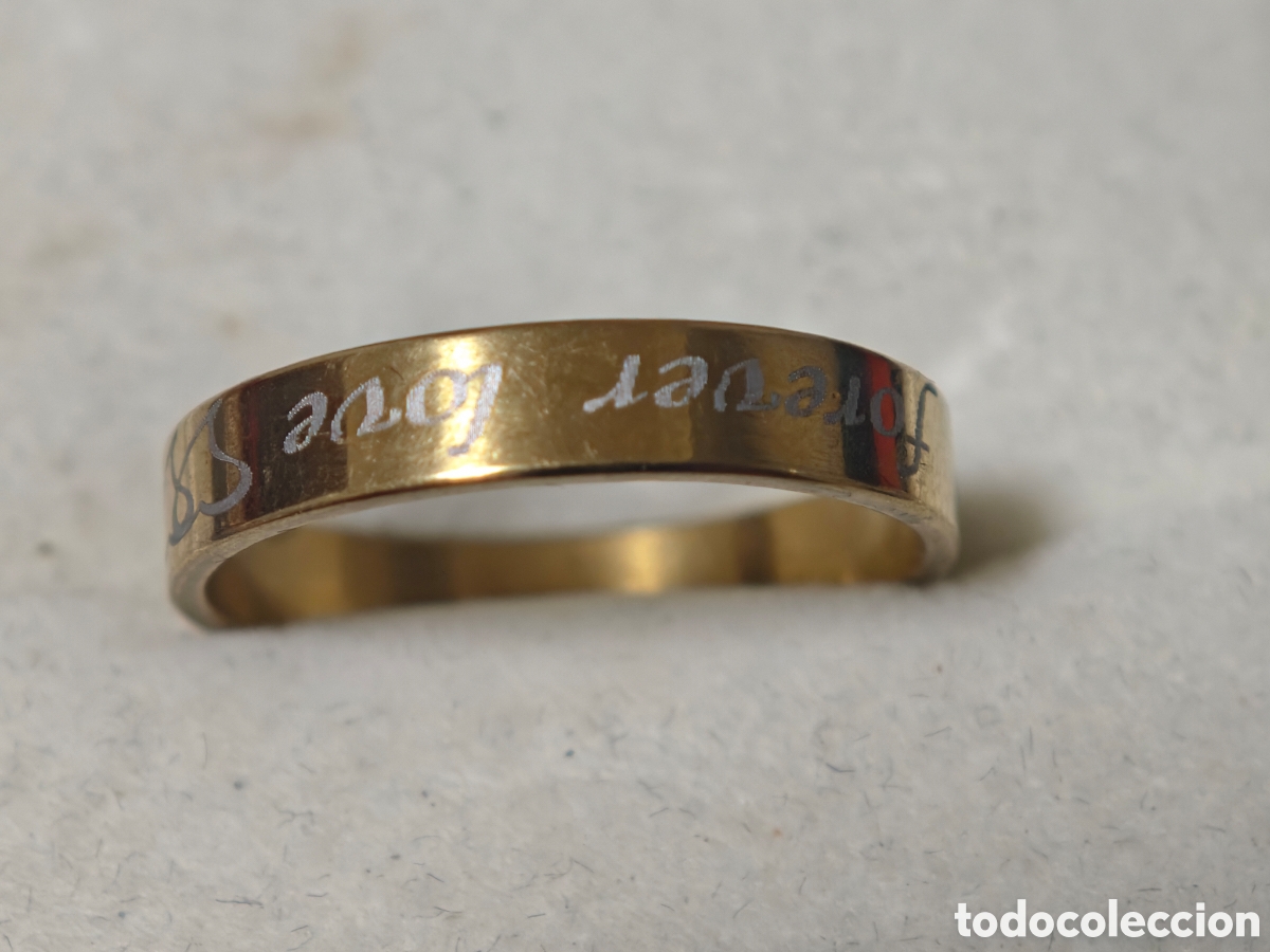 Joyeria: Bonito anillo de acero inoxidable con ba&ntilde;o de oro grabados