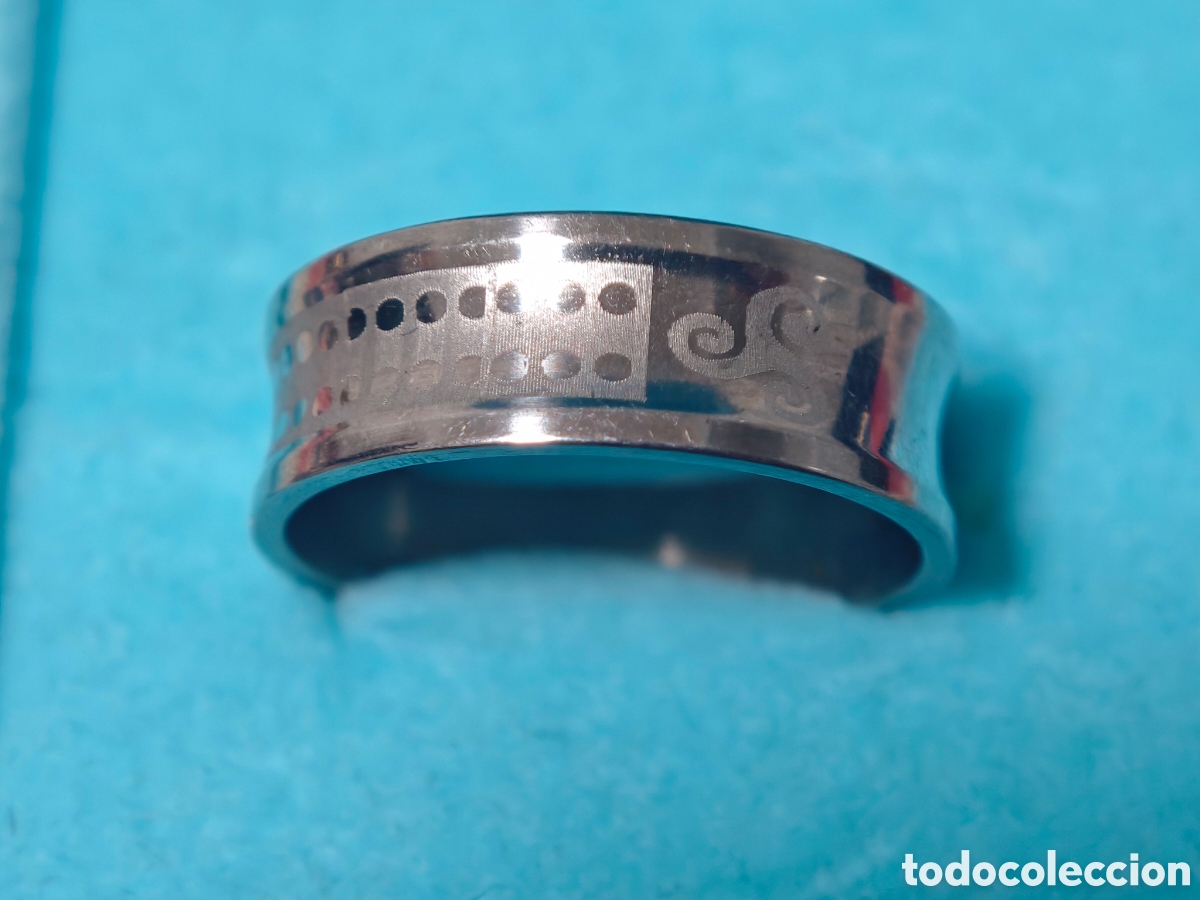 Joyeria: Bonito anillo de acero inoxidable nuevo grabados
